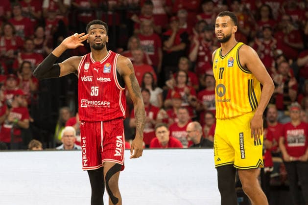 Bamberg, Germany 06 June 2026 1 BBL Playoff Semifinals 2025 2026 Sp 4 Bamberg Baskets vs Alba Berlin In the picture from left Ejiofor Onu Bamberg reaches for the head next to Norris Agbakoko Berlin Brose Arena Bayern Copyright: xFotostandx xSchmittx