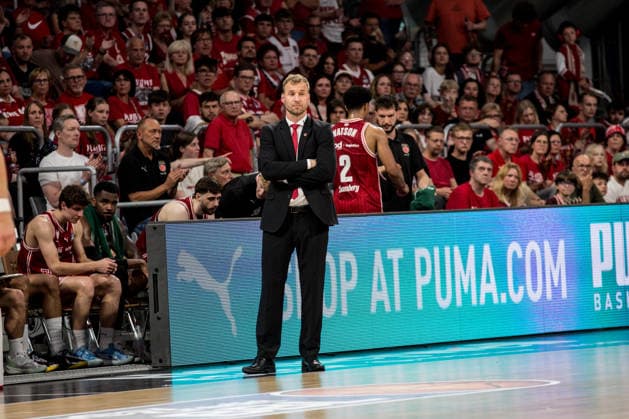 Bamberg, Germany 06 June 2026 1 BBL playoff semi-final 2025 2026 Sp 4 Bamberg Baskets vs Alba Berlin In the picture Coach Anton Gavel Bamberg stands stunned on the pitch Brose Arena Bayern Copyright: xFotostandx xSchmittx
