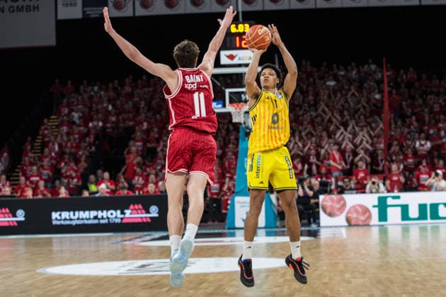 Bamberg, Germany 06 June 2026 1 BBL Playoff Semifinal 2025 2026 Sp 4 Bamberg Baskets vs Alba Berlin In the picture from left Richard Balint Bamberg tries to block Jack Kayil Berlins 3-pointer Brose Arena Bayern Copyright: xFotostandx xSchmittx