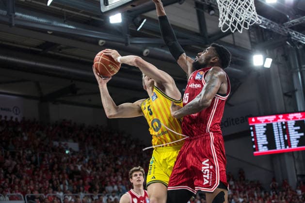 Bamberg, Germany 06 June 2026 1 BBL playoff semi-final 2025 2026 Sp 4 Bamberg Baskets vs Alba Berlin Pictured from left Sam Griesel Berlin and Ejiofor Onu Bamberg Brose Arena Bayern Copyright: xFotostandx xSchmittx