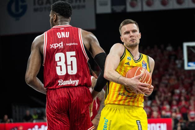 Bamberg, Germany 06 June 2026 1 BBL Playoff Semifinal 2025 2026 Sp 4 Bamberg Baskets vs Alba Berlin In the picture Martin Hermannsson Berlin clashes with Ejiofor Onu Bamberg Brose Arena Bayern Copyright: xFotostandx xSchmittx