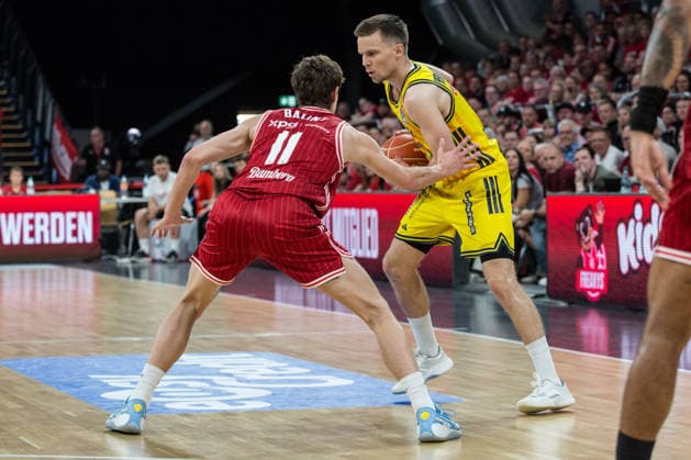 Bamberg, Germany 06 June 2026 1 BBL playoff semi-final 2025 2026 Sp 4 Bamberg Baskets vs Alba Berlin Pictured from left Richard Balint Bamberg and Martin Hermannsson Berlin Brose Arena Bayern Copyright: xFotostandx xSchmittx