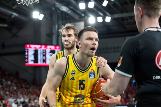Bamberg, Germany 06 June 2026 1 BBL Playoff Semifinal 2025 2026 Sp 4 Bamberg Baskets vs Alba Berlin In the picture Martin Hermannsson Berlin running towards Brose Arena Bayern Copyright: xFotostandx xSchmittx