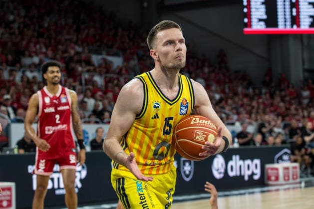 Bamberg, Germany 06 June 2026 1 BBL Playoff Semifinals 2025 2026 Sp 4 Bamberg Baskets vs Alba Berlin In the picture Martin Hermannsson Berlin running wild on the pitch Brose Arena Bayern Copyright: xFotostandx xSchmittx