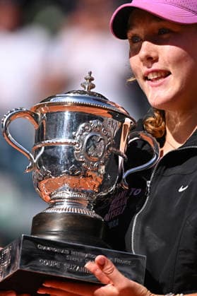 Andreeva Wins French Open as Chwalinska Fairytale Ends - Paris Mirra Andreeva (RUS) poses with the trophy as she wins her first Gran Slam title at the 2026 Roland-Garros tournament in Paris, France, on June 6, 2026. Photo by Corinne Dubreuil ABACAPRESS.COM Paris France  Copyright: xDubreuilxCorinne ABACAx