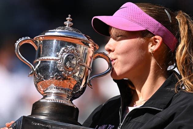 Andreeva Wins French Open as Chwalinska Fairytale Ends - Paris Mirra Andreeva (RUS) poses with the trophy as she won her first Gran Slam title at the 2026 Roland-Garros tournament in Paris, France, on June 6, 2026. Photo by Corinne Dubreuil ABACAPRESS.COM Paris France  Copyright: xDubreuilxCorinne ABACAx