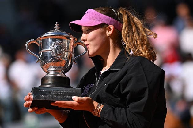 Andreeva Wins French Open as Chwalinska Fairytale Ends - Paris Mirra Andreeva (RUS) poses with the trophy as she won her first Gran Slam title at the 2026 Roland-Garros tournament in Paris, France, on June 6, 2026. Photo by Corinne Dubreuil ABACAPRESS.COM Paris France  Copyright: xDubreuilxCorinne ABACAx