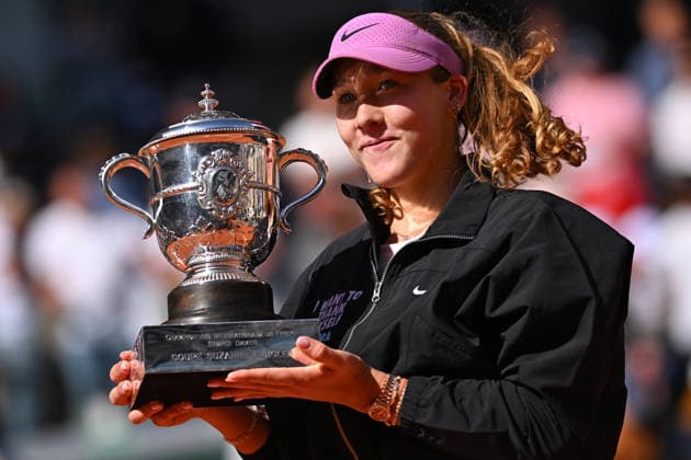 Andreeva Wins French Open as Chwalinska Fairytale Ends - Paris Mirra Andreeva (RUS) poses with the trophy as she won her first Gran Slam title at the 2026 Roland-Garros tournament in Paris, France, on June 6, 2026. Photo by Corinne Dubreuil ABACAPRESS.COM Paris France  Copyright: xDubreuilxCorinne ABACAx