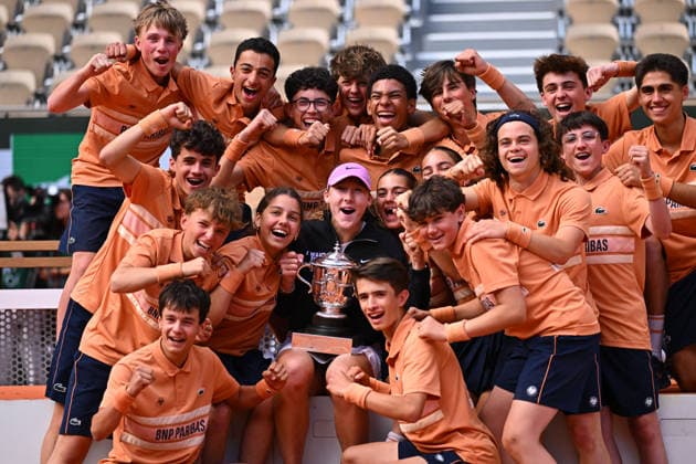 Andreeva Wins French Open as Chwalinska Fairytale Ends - Paris Mirra Andreeva (RUS) poses with the trophy and the ball kids as she won her first Gran Slam title at the 2026 Roland-Garros tournament in Paris, France, on June 6, 2026. Photo by Corinne Dubreuil ABACAPRESS.COM Paris France  Copyright: xDubreuilxCorinne ABACAx