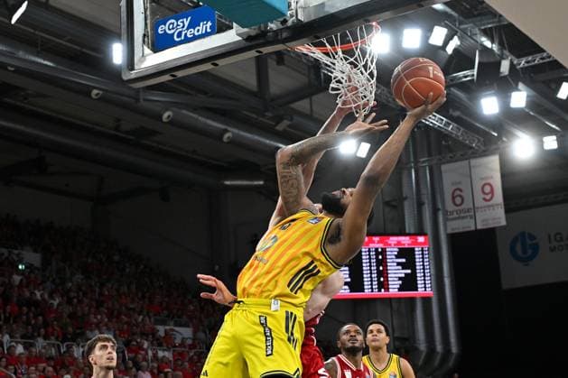 BAMBERG 06 06 2026 Basketball easycredit 1 Basketball Bundesliga 4 Playoff semi-final Bamberg Baskets vs Alba Berlin J wan Roberts 13, Alba Berlin vs Daniel Keppeler 31, Bamberg Baskets Photo Hans Martin Issler isslerimages Bamberg Baskets vs Alba Berlin