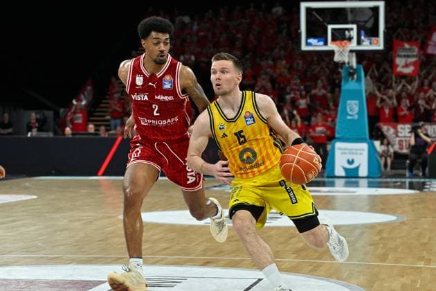 BAMBERG 06 06 2026 Basketball easycredit 1 Basketball Bundesliga 4 Playoff semi-final Bamberg Baskets vs Alba Berlin Martin Hermannsson 15, Alba Berlin moves to the basket against Ibrahim Watson Boye 2, Bamberg Baskets Photo Hans Martin Issler isslerimages Bamberg Baskets vs Alba Berlin