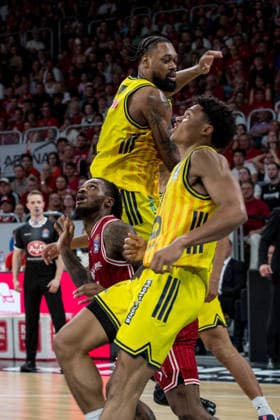 Bamberg, Germany 06 June 2026 1 BBL Playoff Semifinal 2025 2026 Sp 4 Bamberg Baskets vs Alba Berlin In the picture from left JÂ wan Roberts Berlin , Ibi Watson Bamberg and Jack Kayil Berlin try to slow down the Bamberg Brose Arena Bayern Copyright: xFotostandx xSchmittx