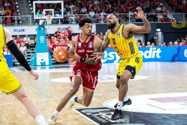 Bamberg, Germany 06 June 2026 1 BBL playoff semi-final 2025 2026 Sp 4 Bamberg Baskets vs Alba Berlin Pictured from left in a duel Ibi Watson Bamberg and JÂ wan Roberts Berlin Brose Arena Bayern Copyright: xFotostandx xSchmittx