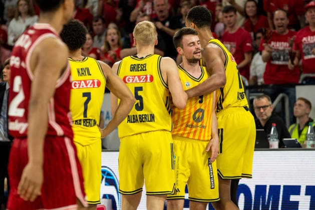 Bamberg, Germany 06 June 2026 1 BBL Playoff Semifinals 2025 2026 Sp 4 Bamberg Baskets vs Alba Berlin In the picture Jonas Mattisseck Berlin is held back by his team Brose Arena Bayern Copyright: xFotostandx xSchmittx
