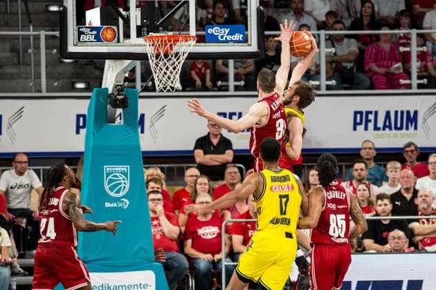 Bamberg, Germany 06 June 2026 1 BBL playoff semi-final 2025 2026 Sp 4 Bamberg Baskets vs Alba Berlin In the picture fight at the basket of the Bamberg Brose Arena Bayern Copyright: xFotostandx xSchmittx