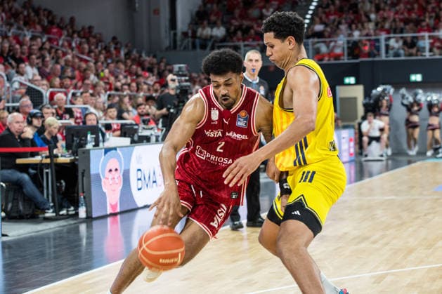 Bamberg, Germany 06 June 2026 1 BBL Playoff Semifinals 2025 2026 Sp 4 Bamberg Baskets vs Alba Berlin In the picture A Berliner tries to disrupt Ibi Watson Bamberg in the build-up Brose Arena Bayern Copyright: xFotostandx xSchmittx