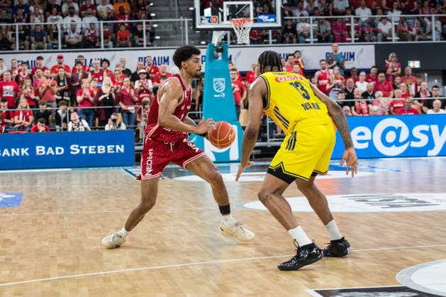 Bamberg, Germany 06 June 2026 1 BBL Playoff Semifinal 2025 2026 Sp 4 Bamberg Baskets vs Alba Berlin Pictured from left Ibi Watson Bamberg and JÂ wan Roberts Berlin Brose Arena Bayern Copyright: xFotostandx xSchmittx