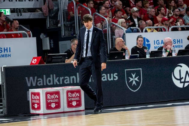 Bamberg, Germany 06 June 2026 1 BBL Playoff Semifinals 2025 2026 Sp 4 Bamberg Baskets vs Alba Berlin In the picture Coach Pedro Calles Berlin stands stunned on the pitch Brose Arena Bayern Copyright: xFotostandx xSchmittx