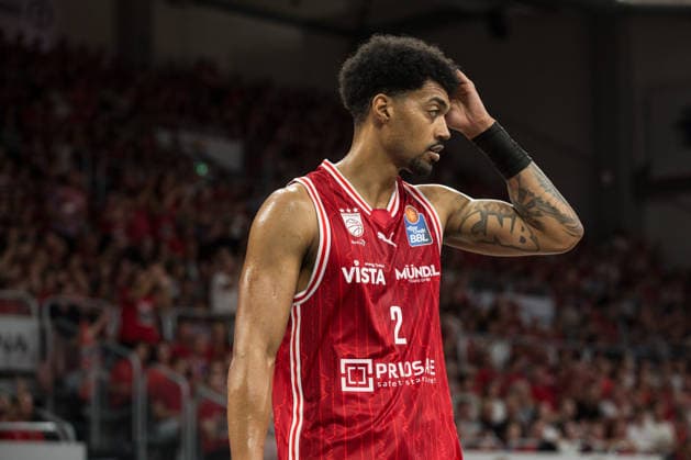 Bamberg, Germany 06 June 2026 1 BBL playoff semi-final 2025 2026 Sp 4 Bamberg Baskets vs Alba Berlin In the picture Ibi Watson Bamberg reaches for his head in frustration Brose Arena Bayern Copyright: xFotostandx xSchmittx
