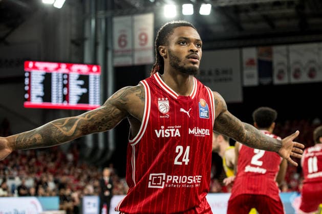 Bamberg, Germany 06 June 2026 1 BBL Playoff Semifinals 2025 2026 Sp 4 Bamberg Baskets vs Alba Berlin In the picture Cobe Williams Bamberg spreads its arms Brose Arena Bayern Copyright: xFotostandx xSchmittx