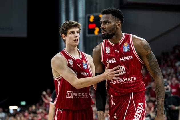 Bamberg, Germany 06 June 2026 1 BBL Playoff Semifinal 2025 2026 Sp 4 Bamberg Baskets vs Alba Berlin In the picture from left Richard Balint Bamberg slows down the furious Ejiofor Onu Bamberg Brose Arena Bayern Copyright: xFotostandx xSchmittx