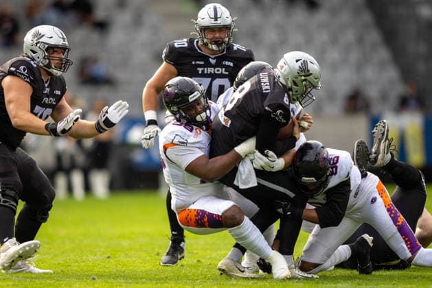 Steven Krajewski (Raiders Tirol, 08) is tackled by Jahn Jesus Lara Perez (Frankfurt Galaxy, 99) Raiders Tirol vs Frankfurt Galaxy, American Football, EUROPEAN FOOTBALL ALLIANCE (EFA), Week 4, 2026, 06.06.2026, Innsbruck Tivoli Stadion Tirol Austria Copyright: xFootxBowl BjoernxKeckerx