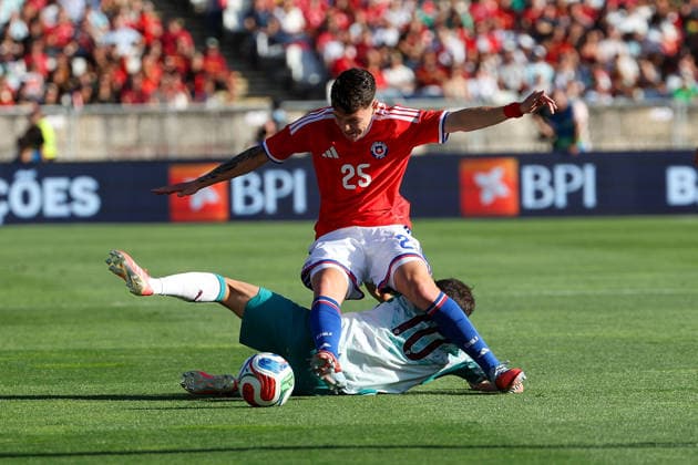 Agustin Arce Chile , Bernardo Silva Portugal in action, with the ball during the international friendly match between Portugal and Chile at Estadio Nacional do Jamor on June 6, 2026, in Oeiras, Portugal The match serves as preparation for the 2026 FIFA World Cup in the United States Copyright: JoaquimxFerreira