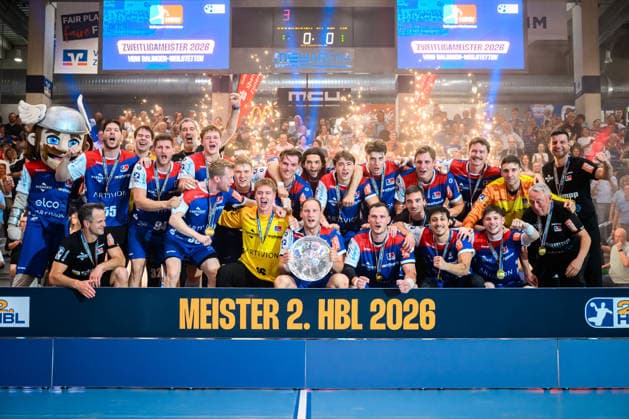 Balingen: HBL - 25 26 - HBW Balingen - SG BBM Bietigheim die Mannschaft von Balingen, Meister 2. Liga Balingen Baden-Württemberg Deutschland *** Balingen HBL 25 26 HBW Balingen SG BBM Bietigheim the team from Balingen, champion 2 Liga Balingen Baden Württemberg Germany
