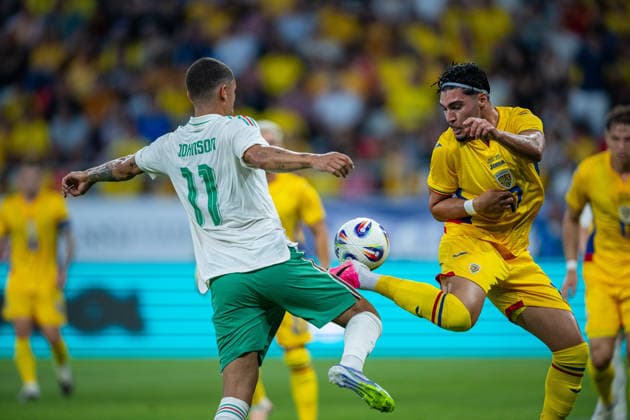Football - International Friendly, Länderspiel, Nationalmannschaft - Romania v Wales BUCHAREST, ROMANIA - Saturday, June 6, 2026: Wales Brennan Johnson (L) is challenged by Romania s Lisav Eissat during an International Friendly match between Romania and Wales at the Stadionul Steaua. (Photo by Alex Nicodim Propaganda) BUCHAREST Stadionul Steaua BUCHAREST ROMANIA  Copyright: xDavidxRawcliffex P2026-06-06-Romania_Wales-100