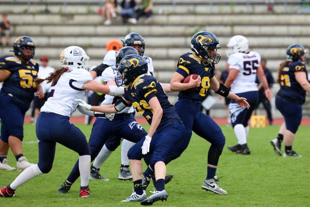 2026 06 06 , Kobras Ladies vs Braunschweig Lions, GFL Women, Stadion Wilmersdorf Deborah Joachim Kobra Ladies, 08 seitz sich mit dem Ball durch