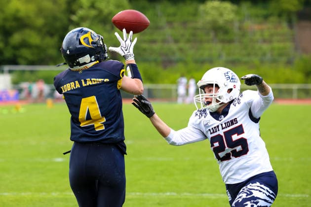 2026 06 06 , Kobras Ladies vs Braunschweig Lions, GFL Women, Stadion Wilmersdorf Lucie Erdmann Kobra Ladies, 04 catches the ball, Anika Trimpe Lady Lions Braunschweig, 25 tries to interfere
