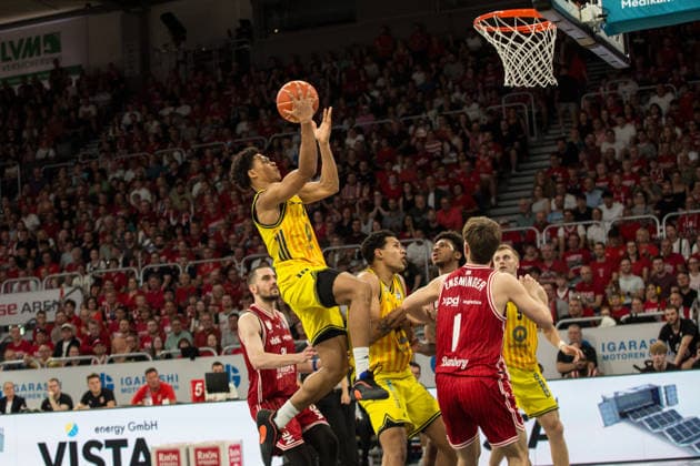 Bamberg, Germany 06 June 2026 1 BBL Playoff Semifinal 2025 2026 Sp 4 Bamberg Baskets vs Alba Berlin In the picture Jack Kayil Berlin moves through the Bamberg zone to the basket Brose Arena Bayern Copyright: xFotostandx xSchmittx