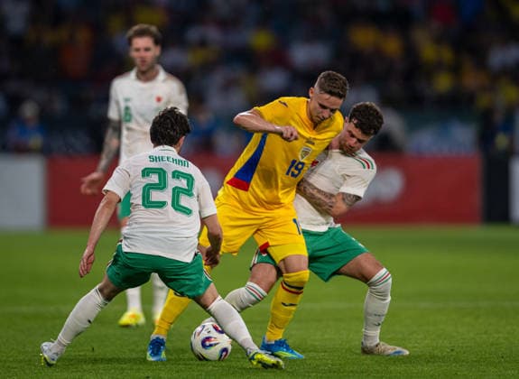 Football - International Friendly, Länderspiel, Nationalmannschaft - Romania v Wales BUCHAREST, ROMANIA - Saturday, June 6, 2026: Romania s Louis Munteanu (L) is challenged by Wales Neco Williams during an International Friendly match between Romania and Wales at the Stadionul Steaua. (Photo by Alex Nicodim Propaganda) BUCHAREST Stadionul Steaua BUCHAREST ROMANIA  Copyright: xDavidxRawcliffex P2026-06-06-Romania_Wales-120