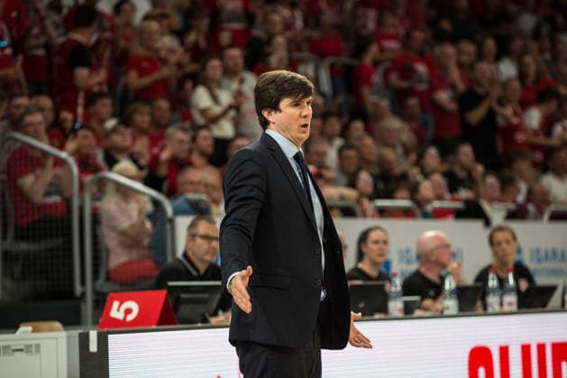 Bamberg, Germany 06 June 2026 1 BBL playoff semi-final 2025 2026 Sp 4 Bamberg Baskets vs Alba Berlin In the picture Coach Pedro Calles Berlin stands stunned on the pitch with his hands outstretched Brose Arena Bayern Copyright: xFotostandx xSchmittx
