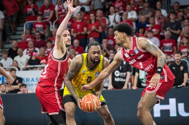 Bamberg, Germany 06 June 2026 1 BBL Playoff Semifinal 2025 2026 Sp 4 Bamberg Baskets vs Alba Berlin In the picture from left Daniel Keppeler Bamberg , JÂ wan Roberts Berlin and Ibi Watson Bamberg Brose Arena Bayern Copyright: xFotostandx xSchmittx