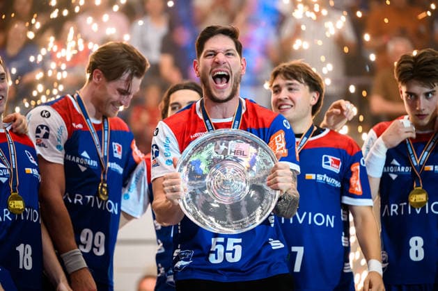 Balingen HBL 25 26 HBW Balingen SG BBM Bietigheim Csaba Leimeter Balingen with the cup, final cheer Final cheer Emotion Joy Balingen Baden Württemberg Germany
