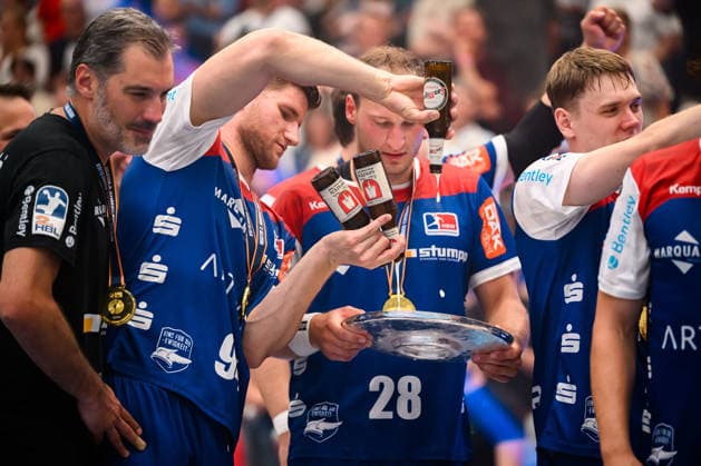 Balingen HBL 25 26 HBW Balingen SG BBM Bietigheim Georg Poehle Balingen , Tobias Heinzelmann HBW Balingen fill beer into the bowl Balingen Baden Württemberg Germany