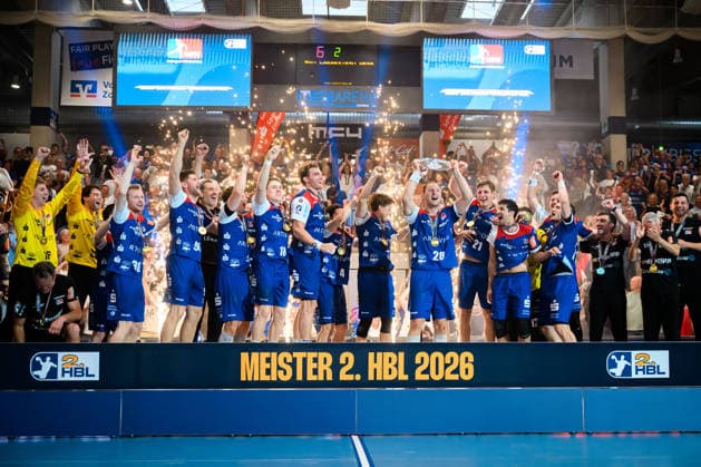 Balingen HBL 25 26 HBW Balingen SG BBM Bietigheim the team of Balingen, champion, winner photo, Tobias Heinzelmann HBW Balingen with the bowl Balingen Baden Württemberg Germany