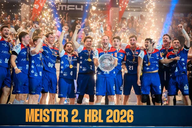 Balingen HBL 25 26 HBW Balingen SG BBM Bietigheim the team of Balingen, champion, winner photo, Tobias Heinzelmann HBW Balingen with the bowl Balingen Baden Württemberg Germany