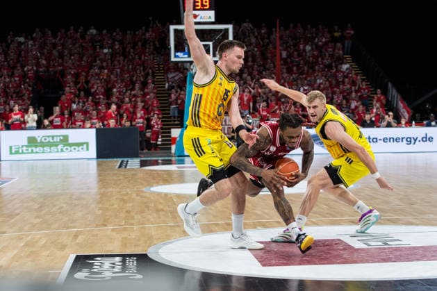Bamberg, Germany 06 June 2026 1 BBL Playoff Semifinals 2025 2026 Sp 4 Bamberg Baskets vs Alba Berlin Pictured from left Martin Hermannsson Berlin , Cobe Williams Bamberg and Sam Griesel Berlin Brose Arena Bayern Copyright: xFotostandx xSchmittx