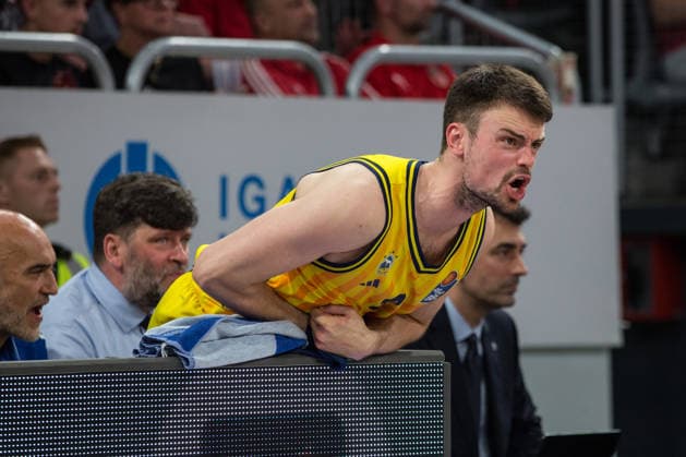 Bamberg, Germany 06 June 2026 1 BBL Playoff Semifinals 2025 2026 Sp 4 Bamberg Baskets vs Alba Berlin In the picture Jonas Mattisseck Berlin calls to the pitch Brose Arena Bayern Copyright: xFotostandx xSchmittx