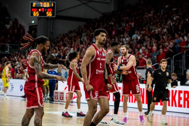 Bamberg, Germany 06 June 2026 1 BBL Playoff Semifinals 2025 2026 Sp 4 Bamberg Baskets vs Alba Berlin In the picture Ibi Watson Bamberg cheers in the background the team Bamberg Brose Arena Bayern Copyright: xFotostandx xSchmittx