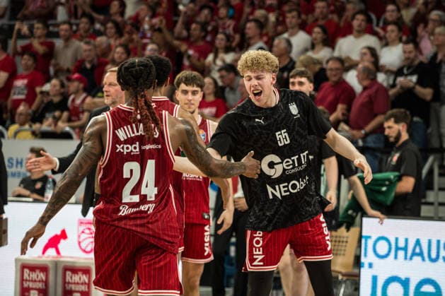 Bamberg, Germany 06 June 2026 1 BBL playoff semi-final 2025 2026 Sp 4 Bamberg Baskets vs Alba Berlin In the picture Nico Höllerl Bamberg cheers Brose Arena Bayern Copyright: xFotostandx xSchmittx