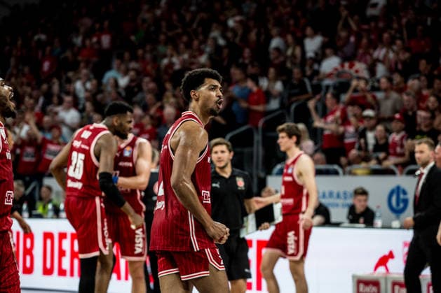 Bamberg, Germany 06 June 2026 1 BBL playoff semi-final 2025 2026 Sp 4 Bamberg Baskets vs Alba Berlin In the picture Ibi Watson Bamberg cheers and screams with joy Brose Arena Bayern Copyright: xFotostandx xSchmittx