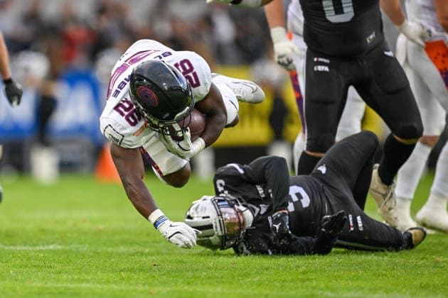 AMERICAN FOOTBALL - EFA, Raiders vs Galaxy INNSBRUCK,AUSTRIA,06.JUN.26 - AMERICAN FOOTBALL - EFA, European Football Alliance, Raiders Tirol vs Frankfurt Galaxy. Image shows Tim Hoffmann (Galaxy) and Jan Mayerhofer (Raiders).  GEPAxpictures xDanielxSchoenherr