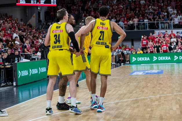 Bamberg, Germany 06 June 2026 1 BBL Playoff Semifinals 2025 2026 Sp 4 Bamberg Baskets vs Alba Berlin In the picture The Berlin team runs off the field disappointed Brose Arena Bayern Copyright: xFotostandx xSchmittx