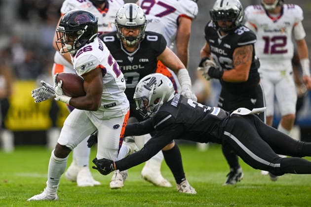 AMERICAN FOOTBALL - EFA, Raiders vs Galaxy INNSBRUCK,AUSTRIA,06.JUN.26 - AMERICAN FOOTBALL - EFA, European Football Alliance, Raiders Tirol vs Frankfurt Galaxy. Image shows Tim Hoffmann (Galaxy) and Jan Mayerhofer (Raiders).  GEPAxpictures xDanielxSchoenherr