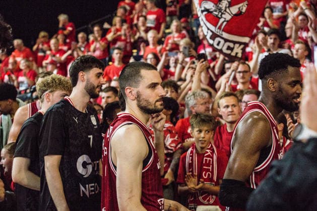 Bamberg, Germany 06 June 2026 1 BBL playoff semi-final 2025 2026 Sp 4 Bamberg Baskets vs Alba Berlin In the picture The Bamberg team is celebrated by their fans in the fan block Brose Arena Bayern Copyright: xFotostandx xSchmittx