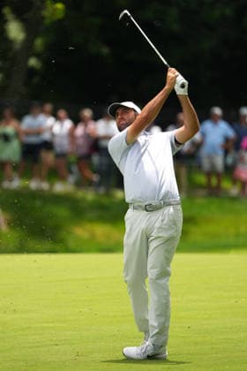 DUBLIN, OH - JUNE 06: Scottie Scheffler of the United States plays his shot from the fairway on hole 2 during third round of the Memorial Tournament on June 06, 2026 at the Muirfield Village Golf Club in Dublin, Ohio. (Photo by Jason Mowry Icon Sportswire) GOLF: JUN 06 PGA, Golf Herren the Memorial Tournament presented by Workday EDITORIAL USE ONLY Icon260606024