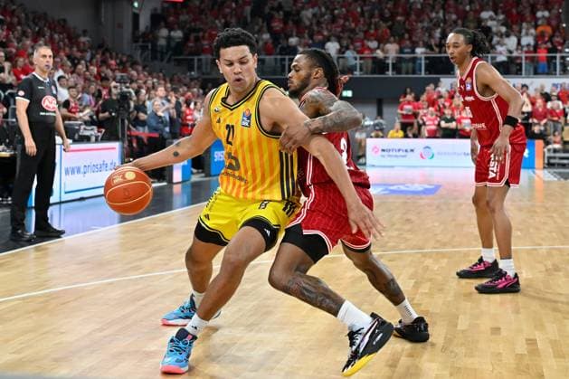BAMBERG 06 06 2026 Basketball easycredit 1 Basketball Bundesliga 4 Playoff semi-final Bamberg Baskets vs Alba Berlin Michael Rataj 21, Alba Berlin vs Cobe Williams 24, Bamberg Baskets Photo Hans Martin Issler isslerimages Bamberg Baskets vs Alba Berlin